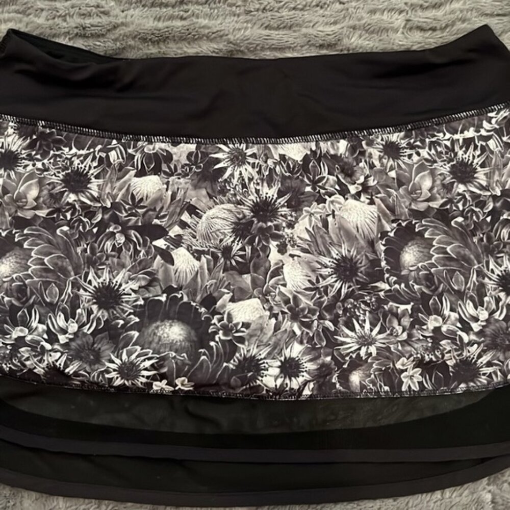 Lululemon Hotty Hot Skirt *4-way Stretch
Flowabunga Black Angel Wing / Black 8
